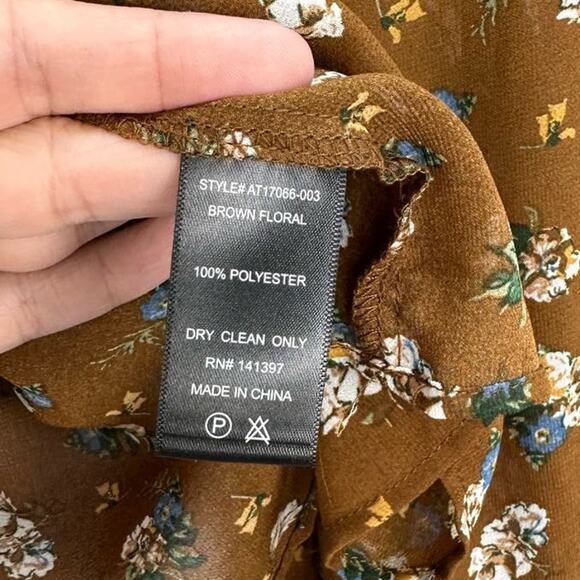 ASTR the Label Brown Ditsy Floral Ruffle Long Sleeve Smocked Top NWT Size Small - Picture 9 of 9